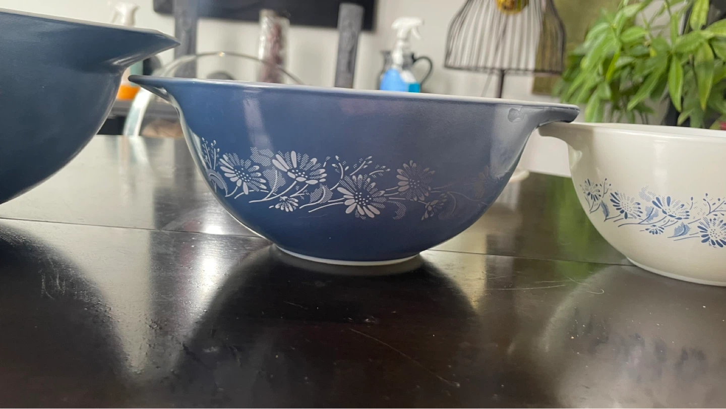 Vintage Pyrex Colonial Mist Blue & White Daisy Cinderella Bowl - photo 2