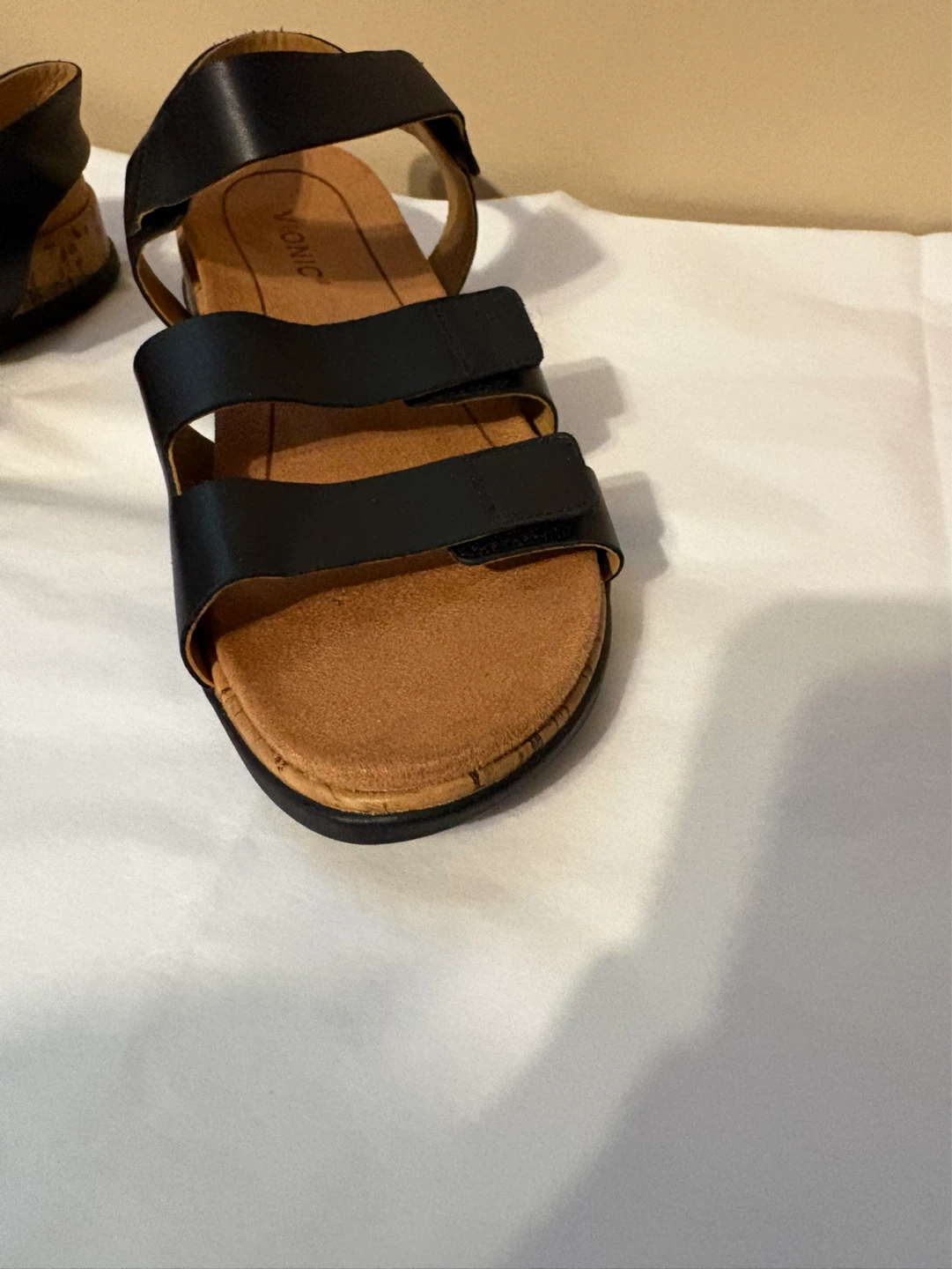 New Vionic Black Leather Sandals Size 7 - photo 3
