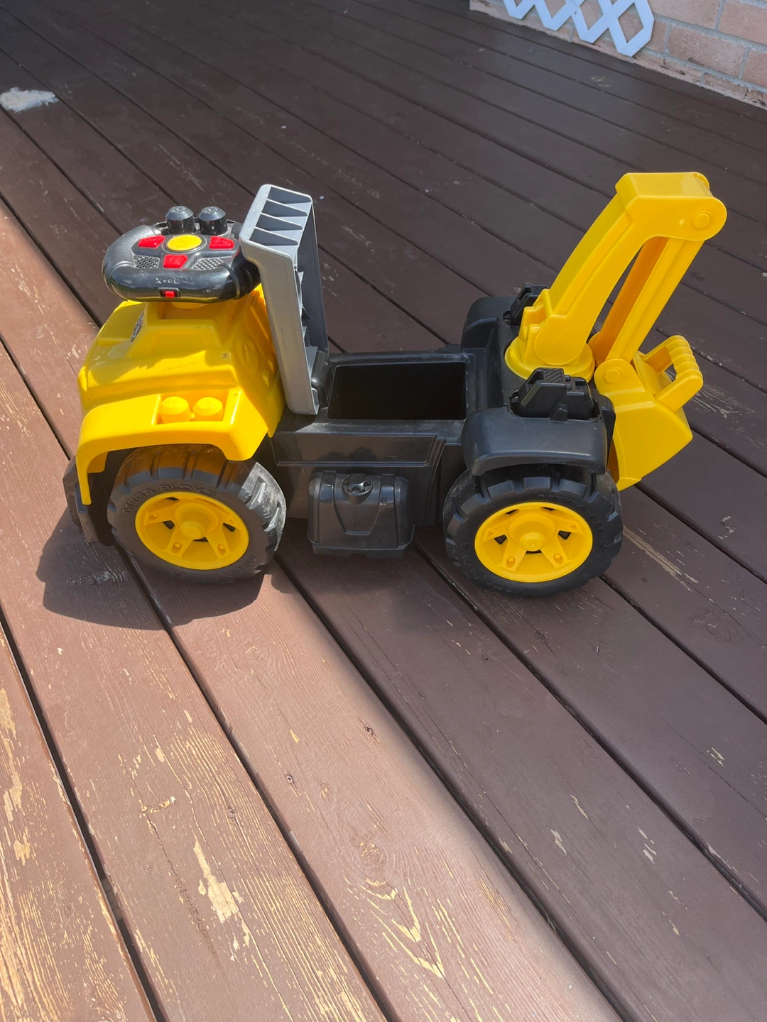 CAT Ride-On Excavator Toy - photo 4