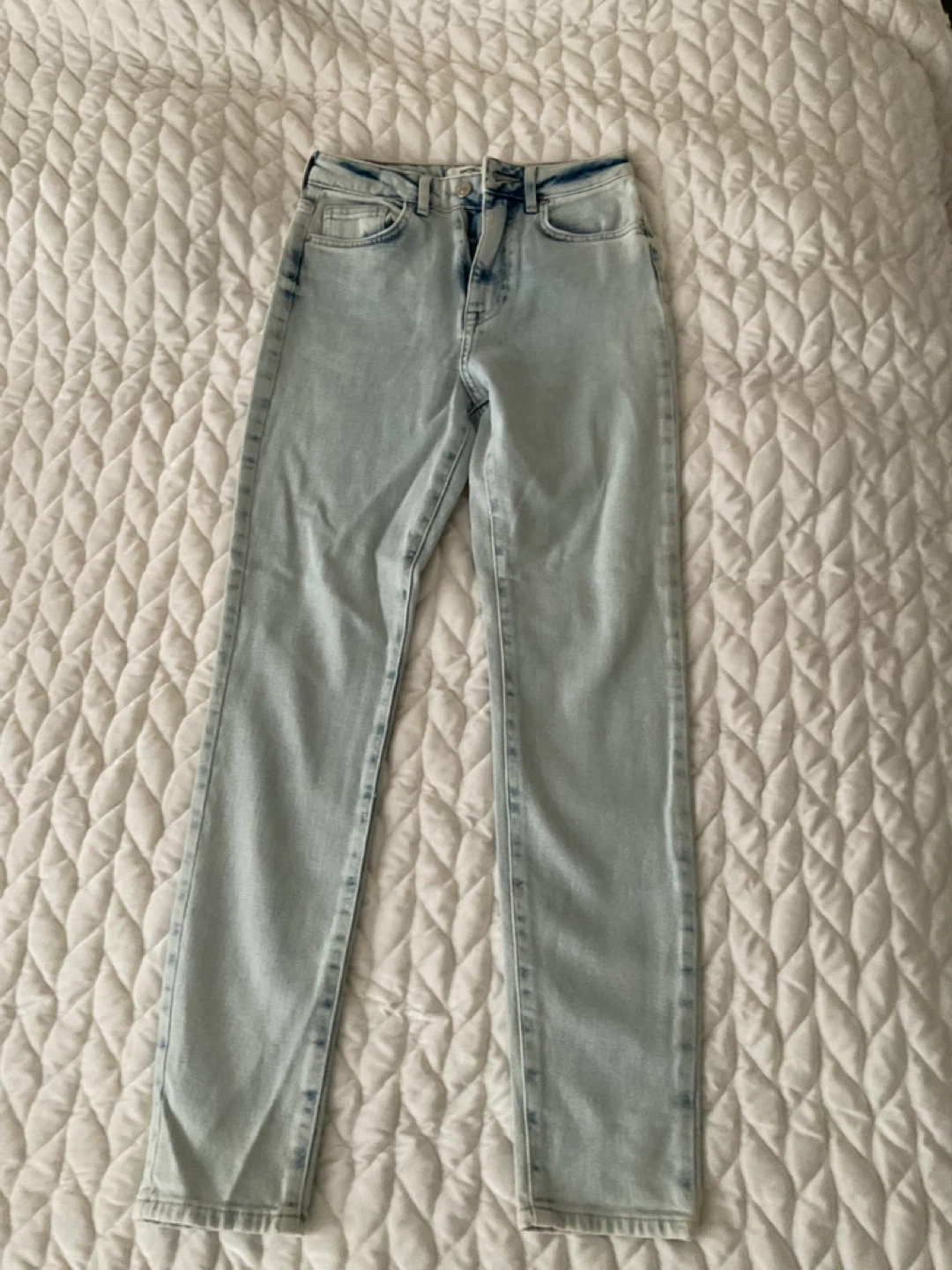 Forever 21 Light Wash Straight Leg Jeans