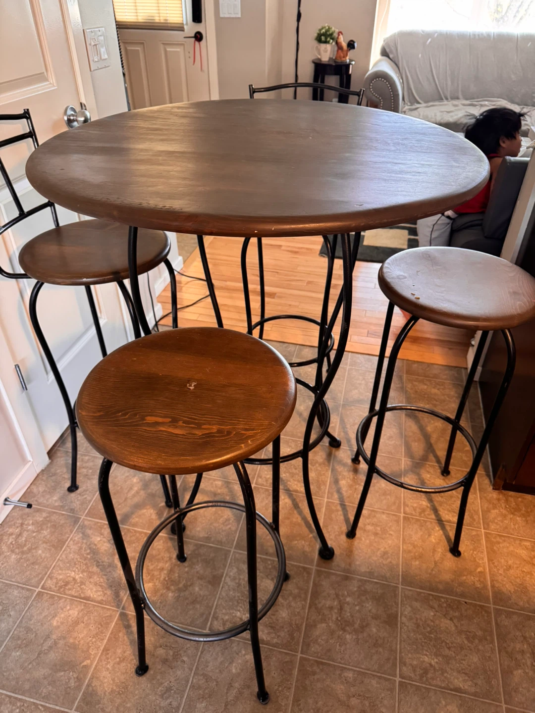 Round Pub Table with 4Bar Stools