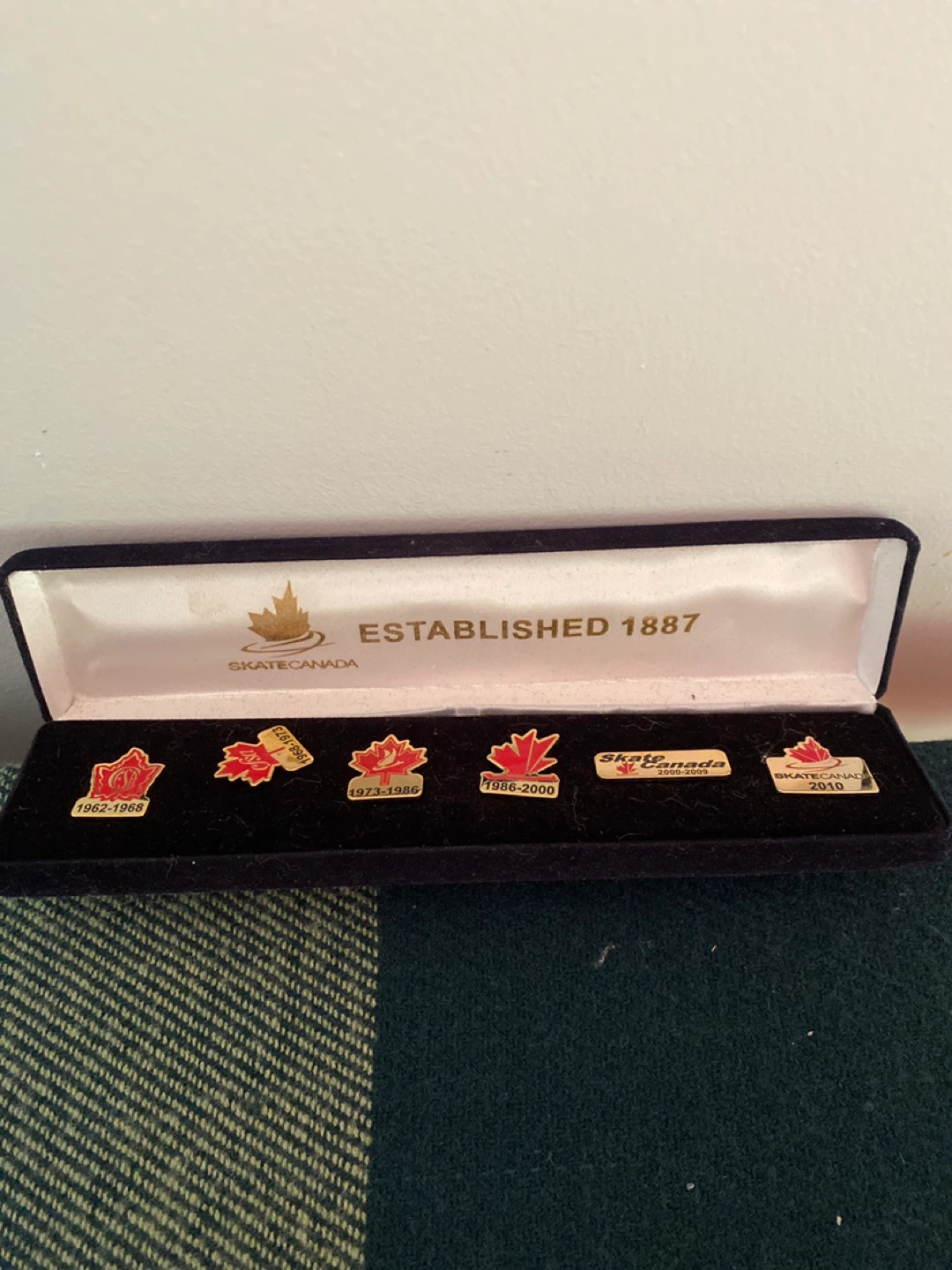 Skate Canada Commemorative Pins Set - photo 2