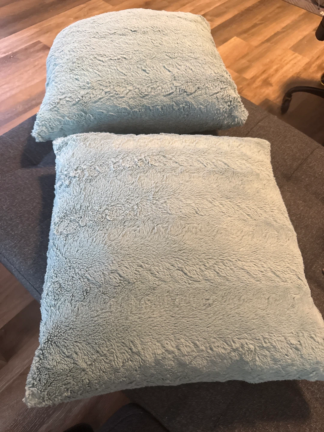 Set of 2 light blue/teal fuzzy throw pillows - photo 2
