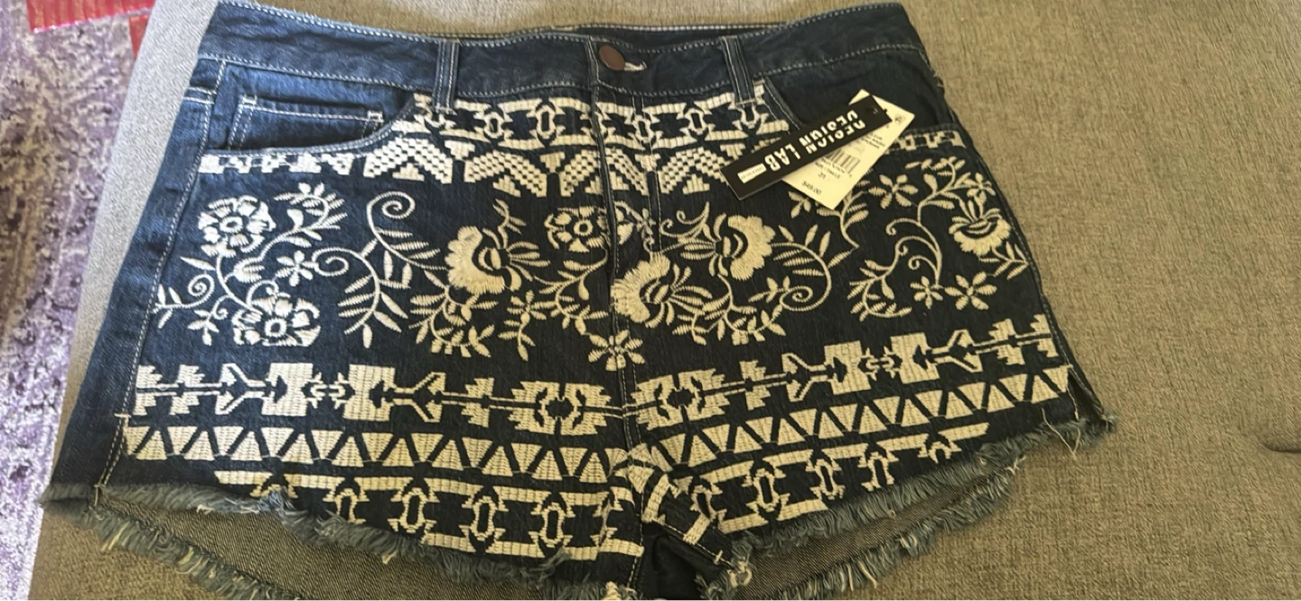 DESIGN LAB Embroidered Denim Shorts