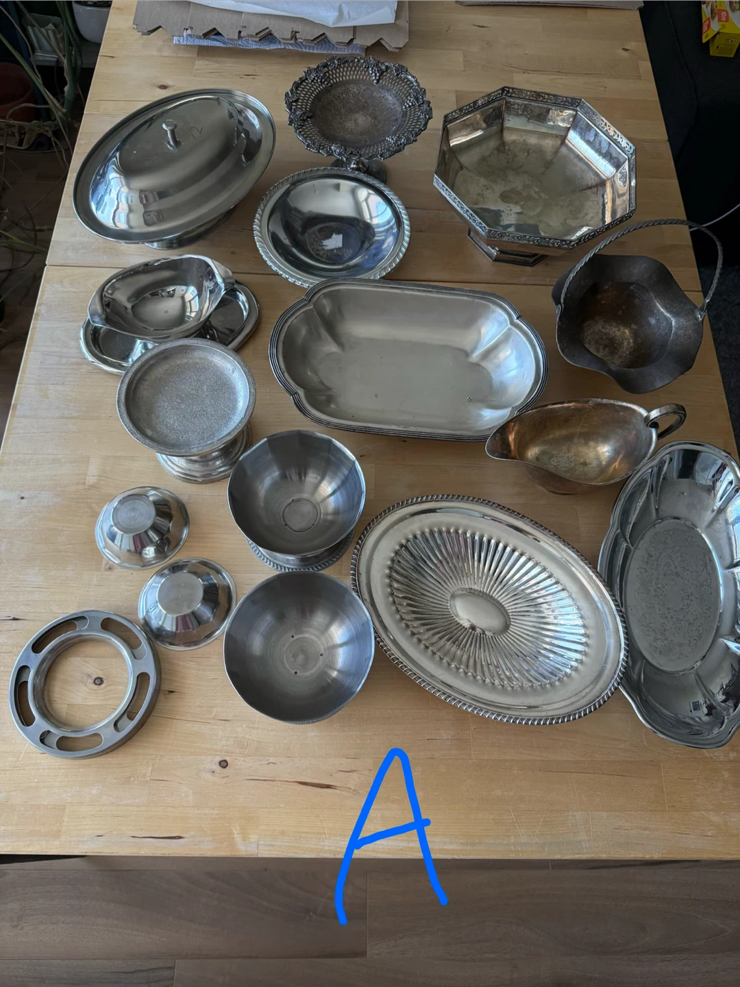 Serving ware / gravy boat / platter / fruit bowl / silverware