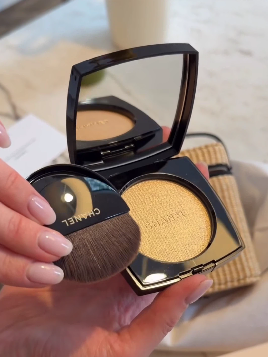 Chanel Summer Essentials highlighter powder with brush inside - photo 2