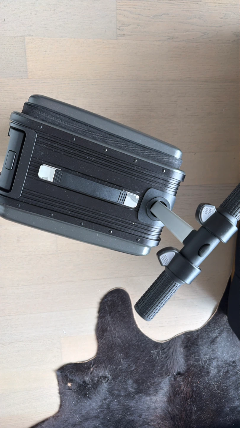 Airwheel Robot Smart Luggage with Detachable Power Bank - photo 3