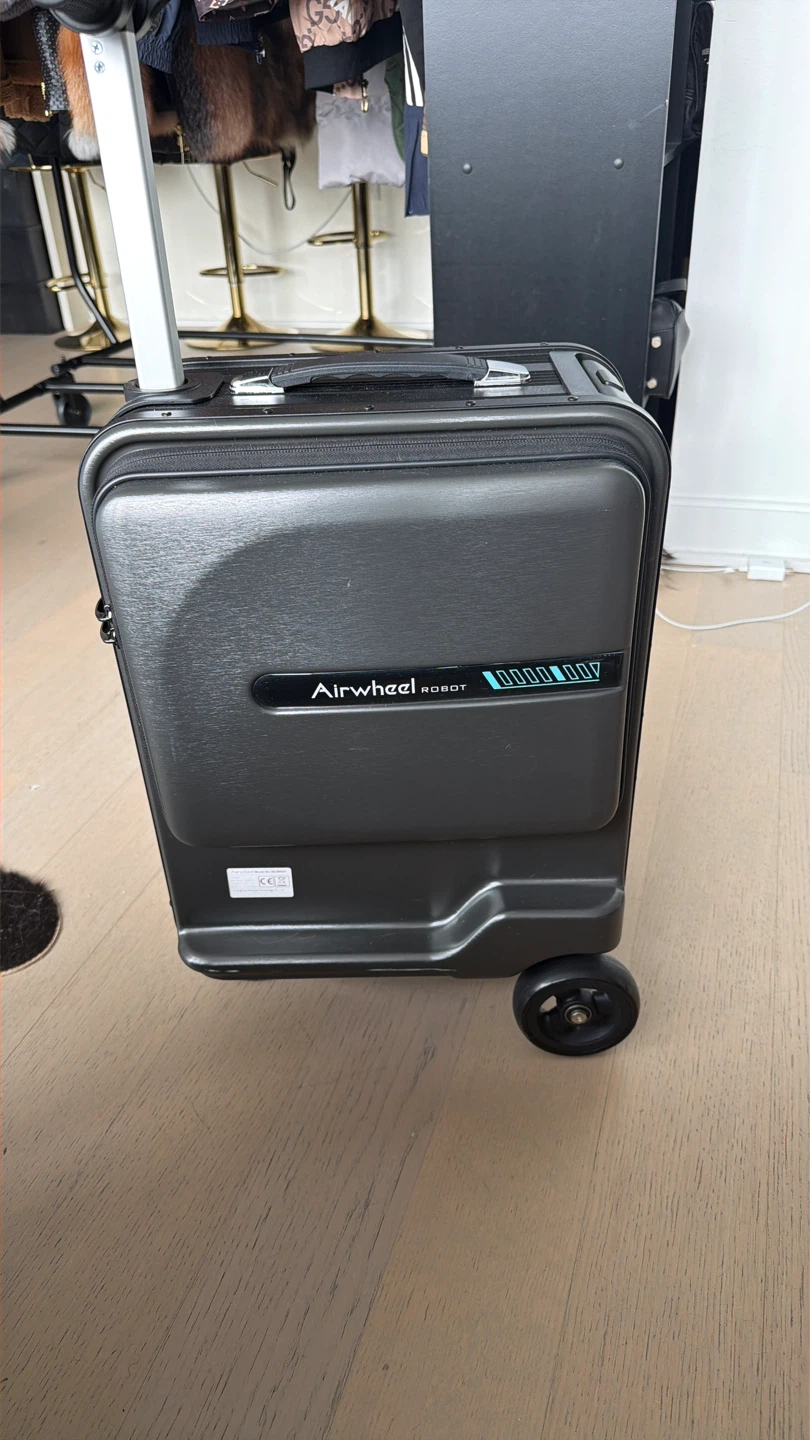 Airwheel Robot Smart Luggage with Detachable Power Bank