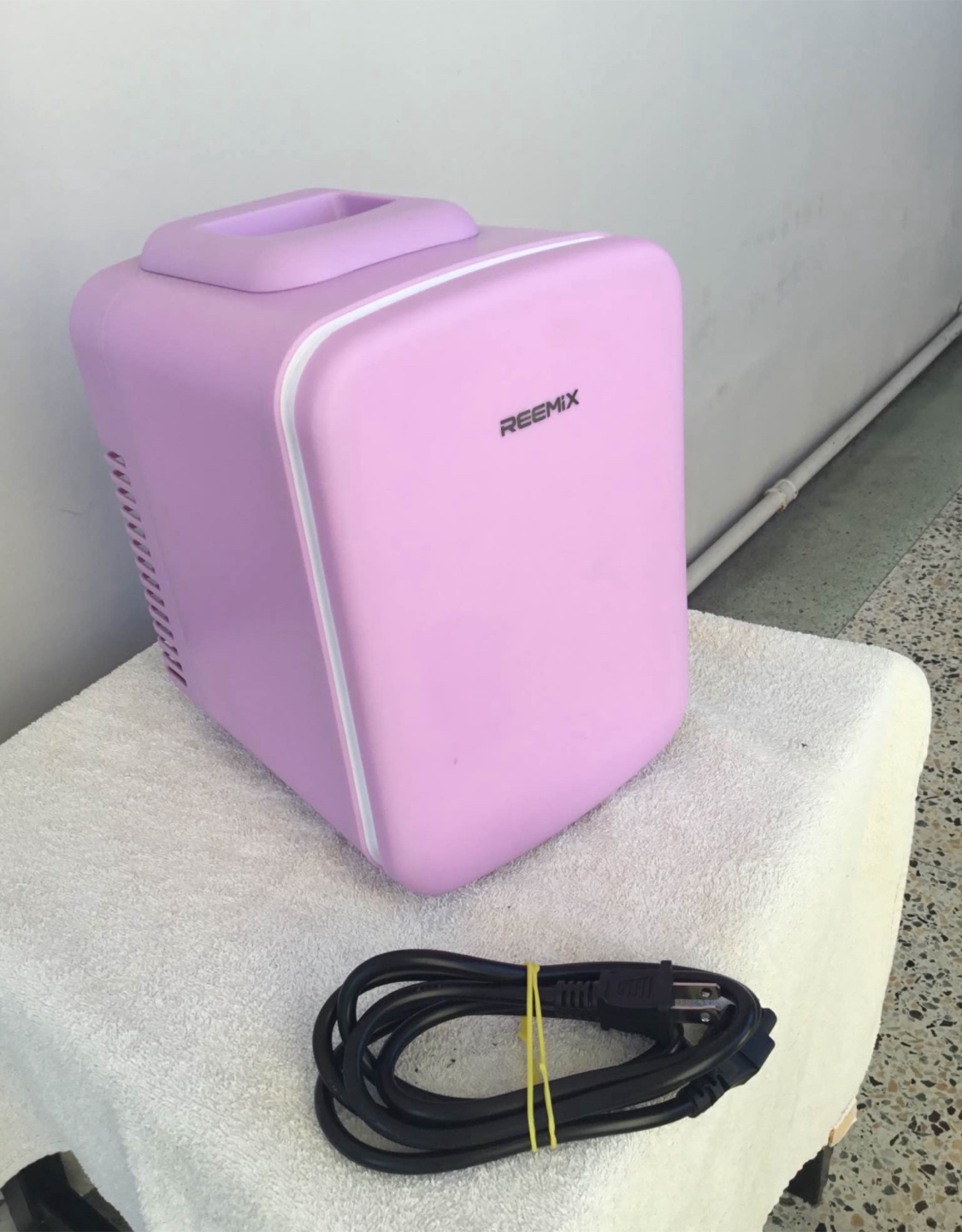 Portable mini fridge