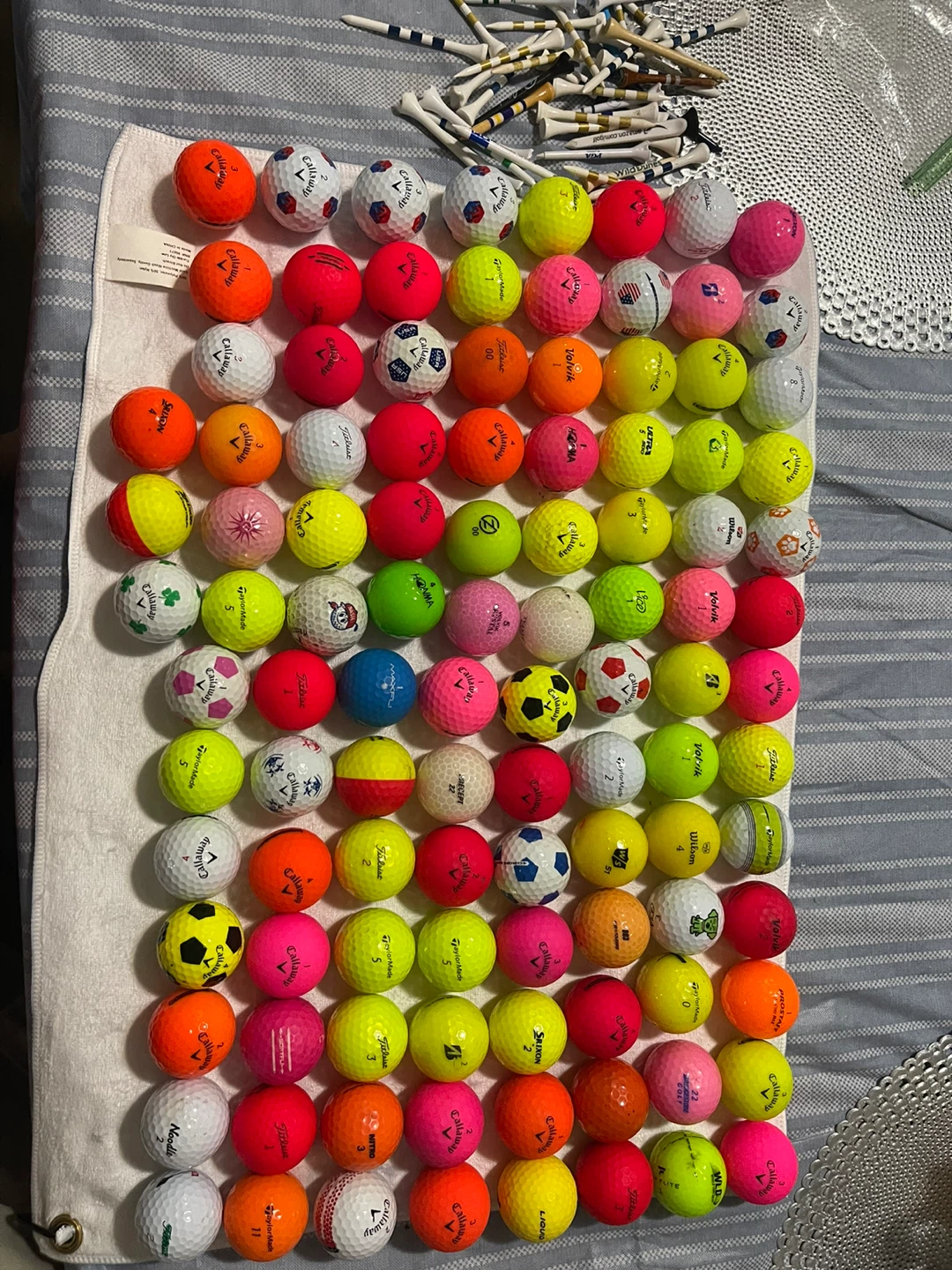 Assorted Golf Balls and Tees como nuevo 107 vola