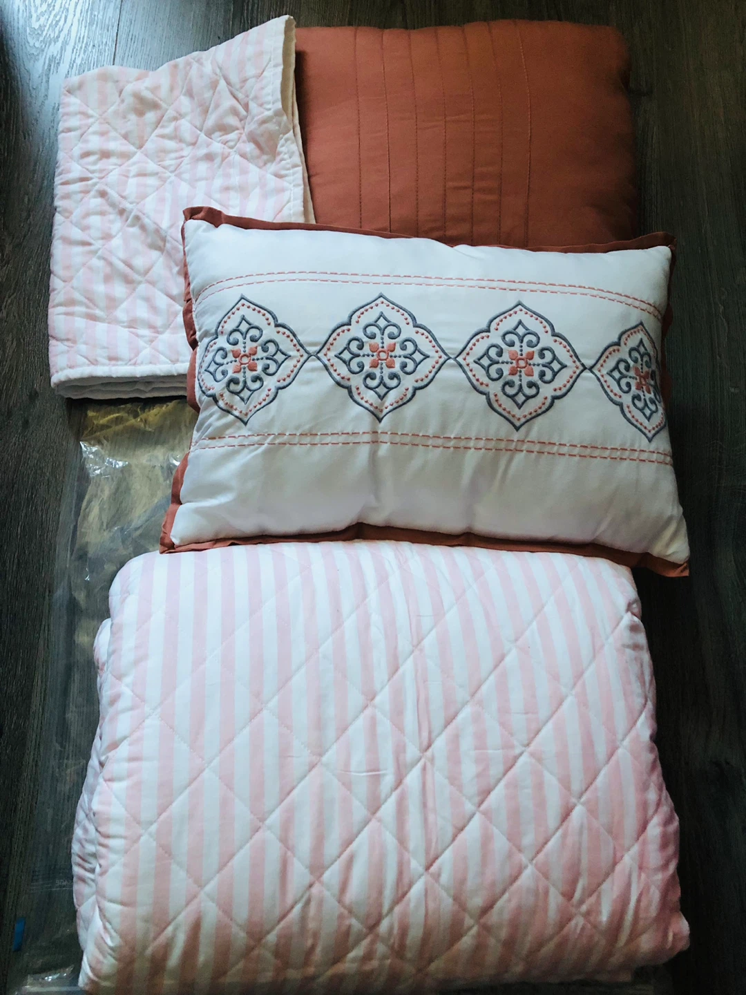 Bed Set (Quilt, 1 pillow cover and 2 cushions)