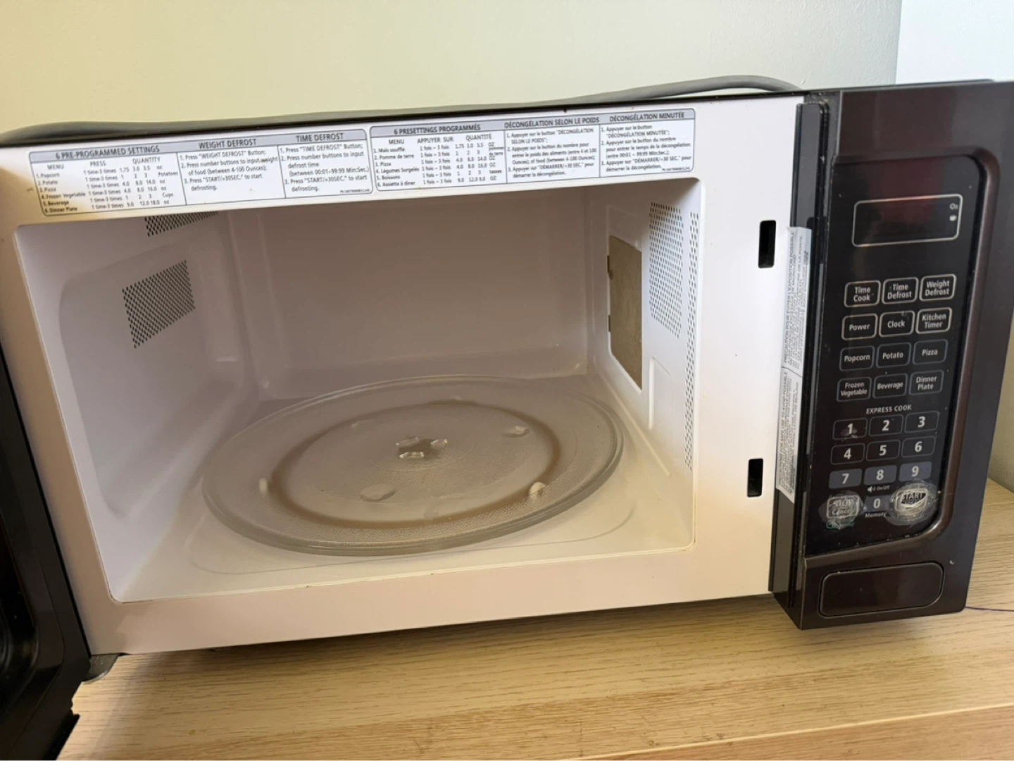 Insignia Microwave Oven NS-MW1859-C - photo 2