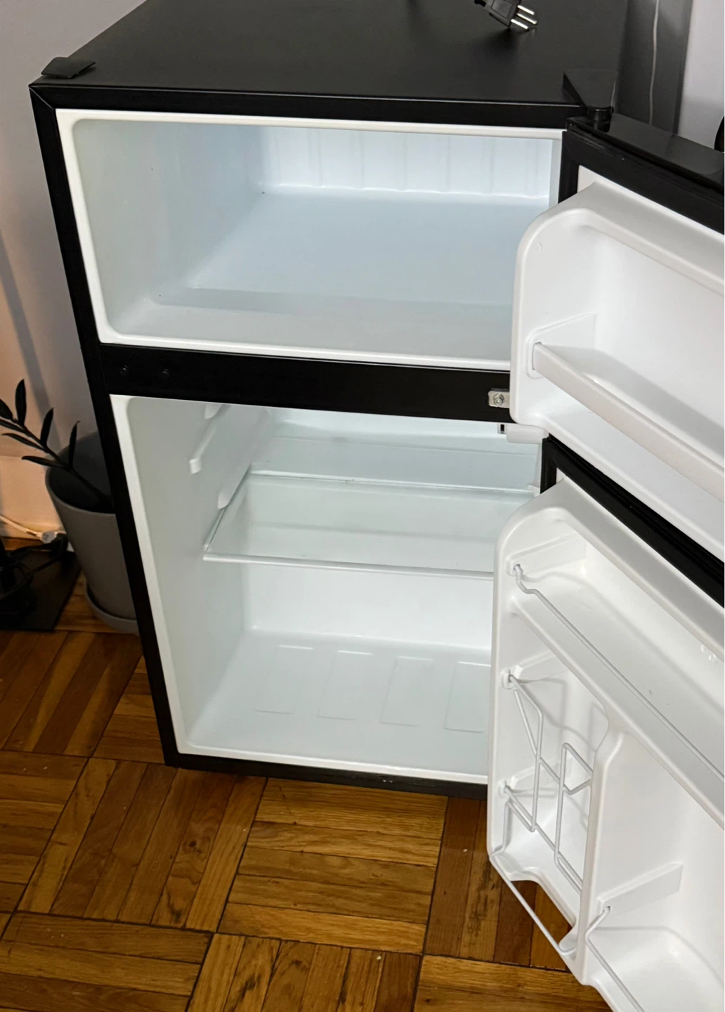 Whirlpool Mini Refrigerator - photo 2