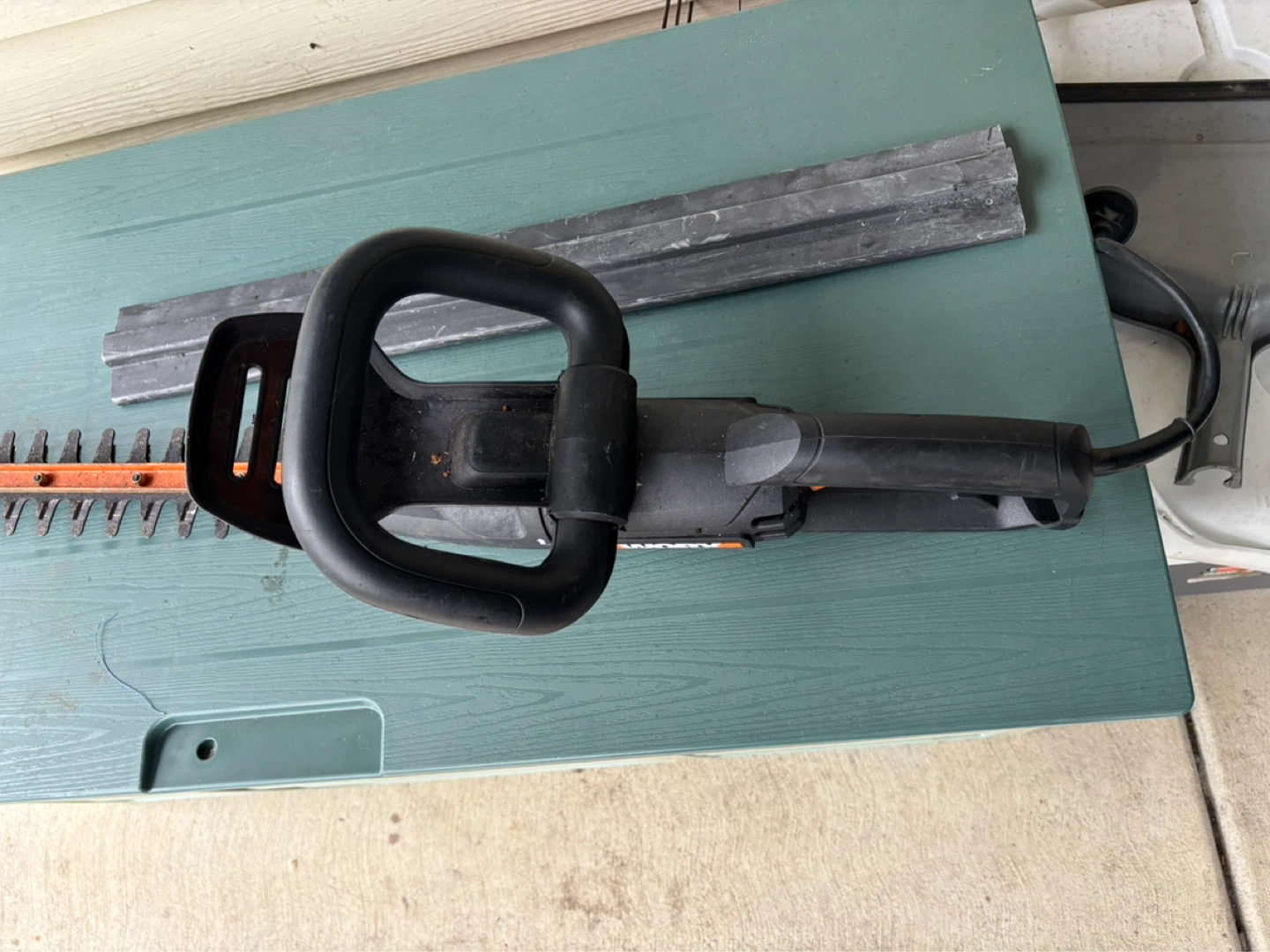 WORX WG217 Electric Hedge Trimmer 24-inch - photo 2