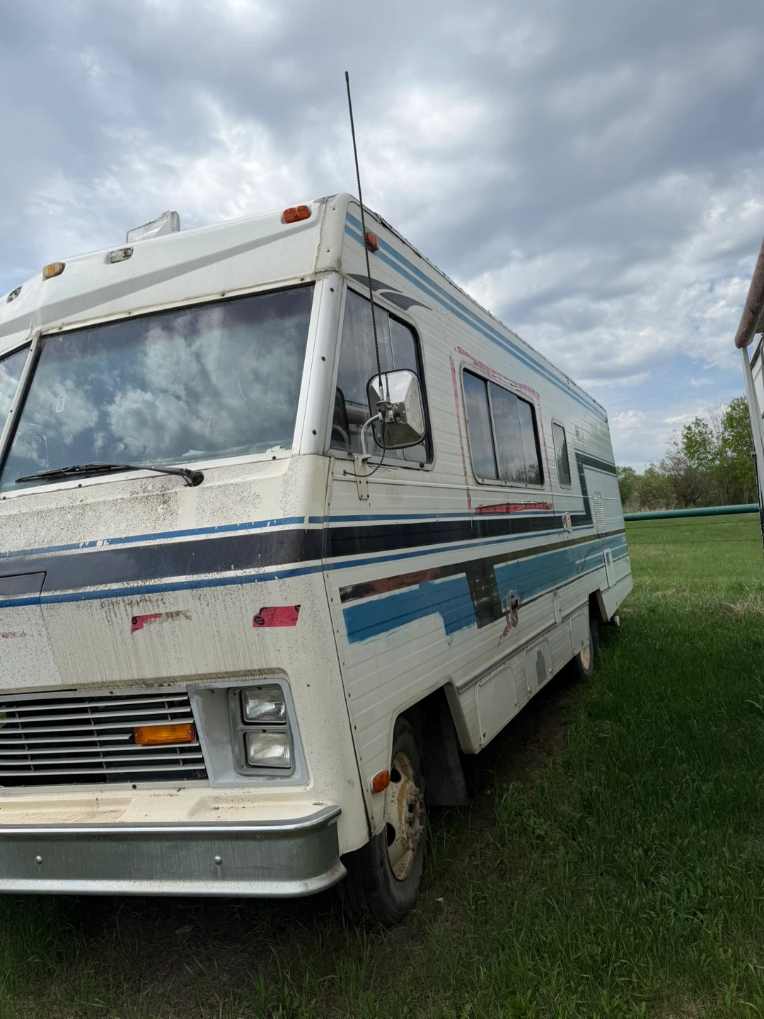 White Fleetwood Class A RV Motorhome - photo 2