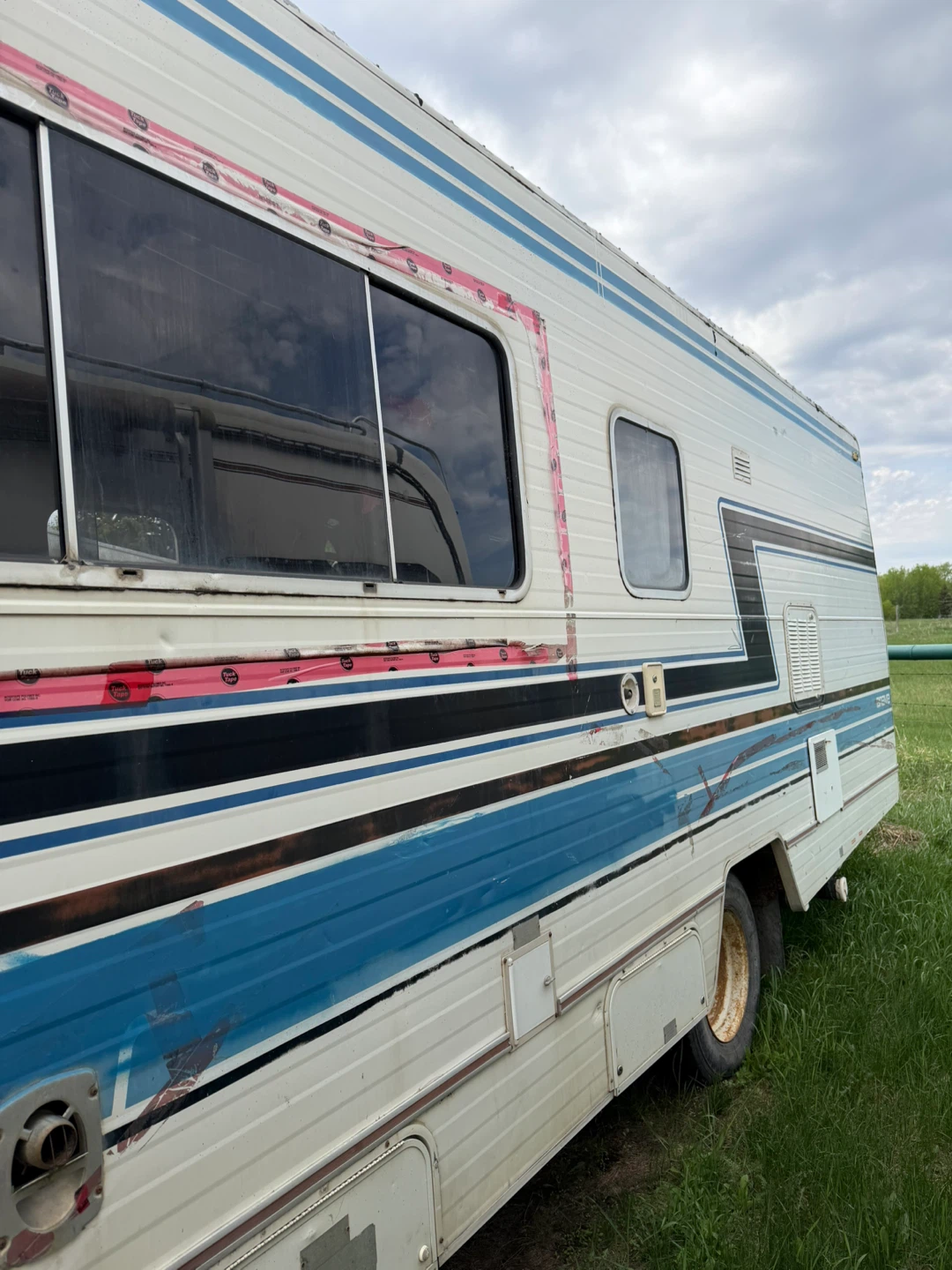 White Fleetwood Class A RV Motorhome - photo 3
