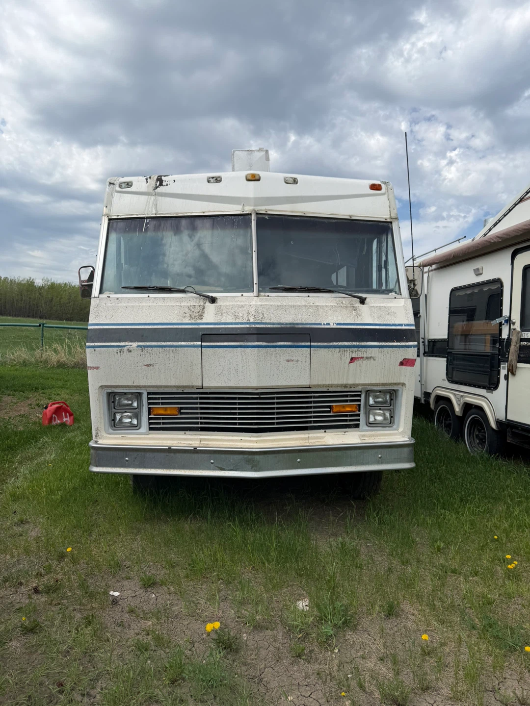 White Fleetwood Class A RV Motorhome