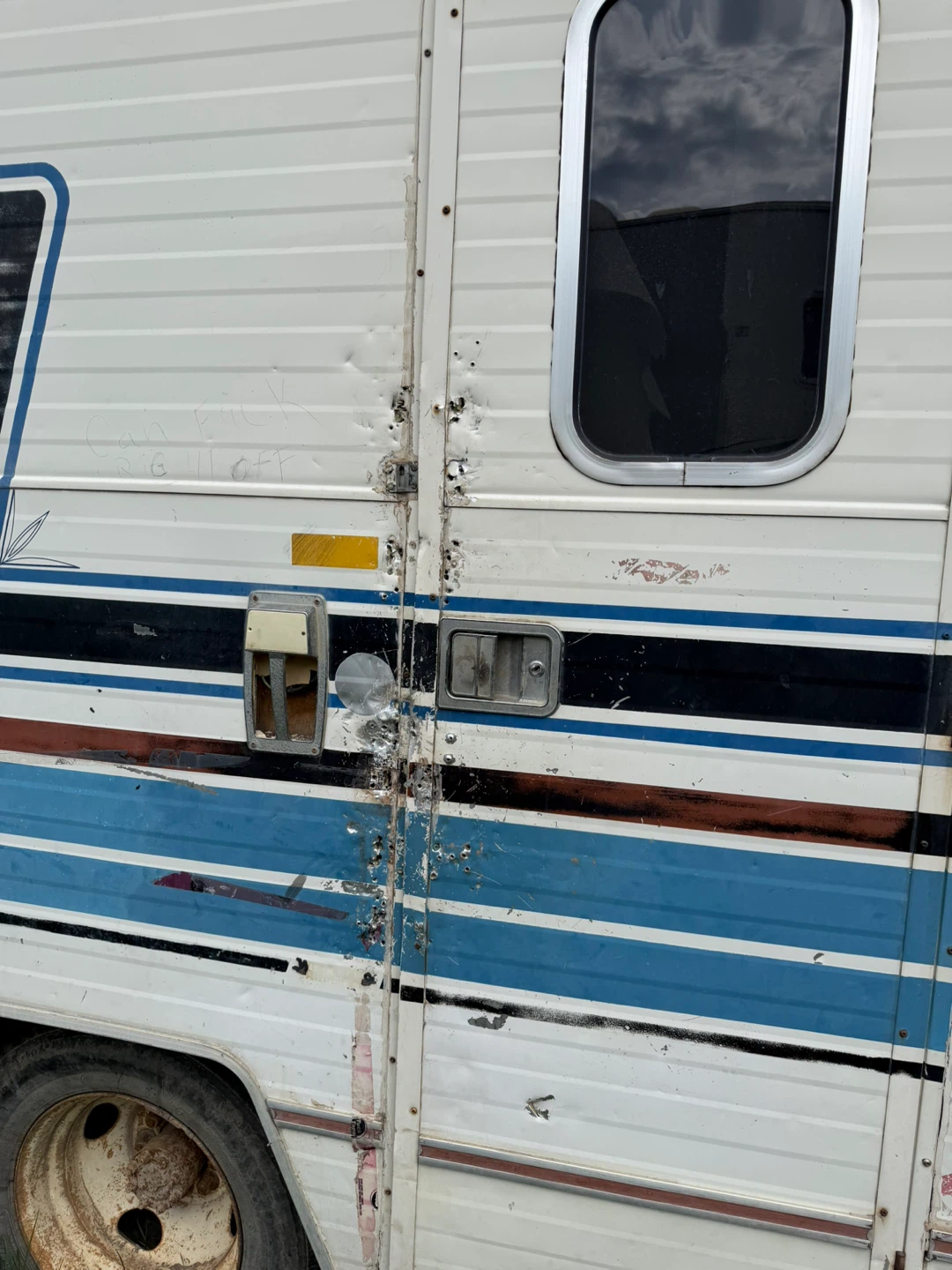 White Fleetwood Class A RV Motorhome - photo 5