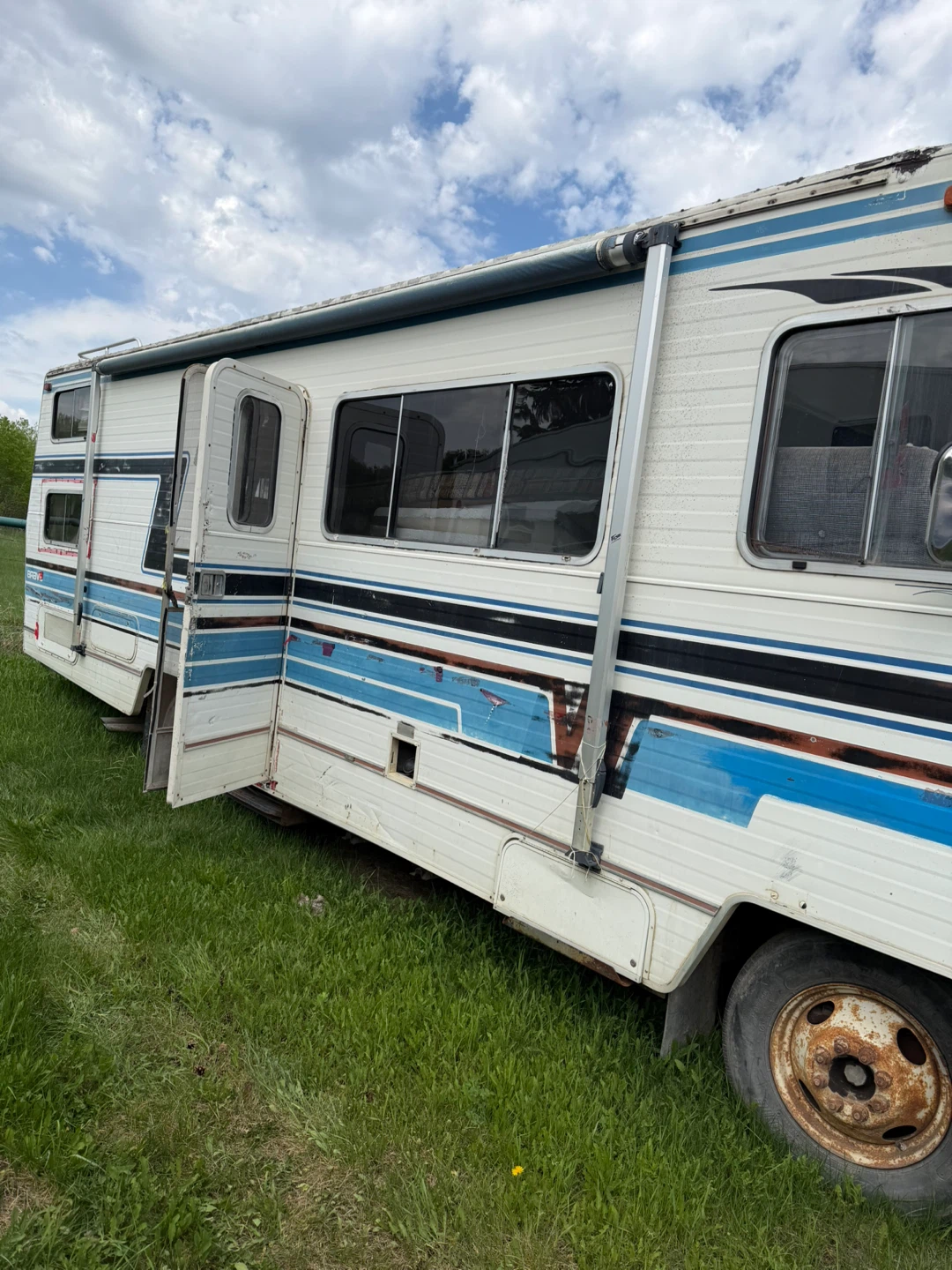 White Fleetwood Class A RV Motorhome - photo 4