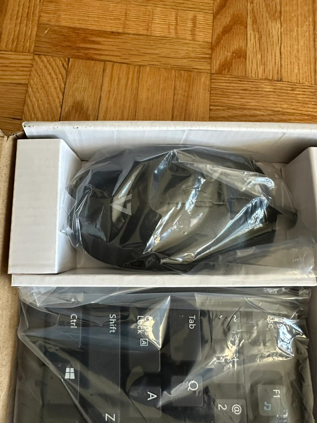 V7 Wired Keyboard and Mouse Combo - photo 3