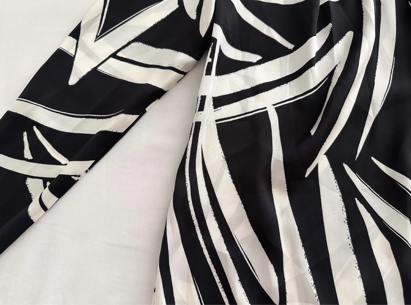 Women's Black and White Leaf Print Dress - photo 2