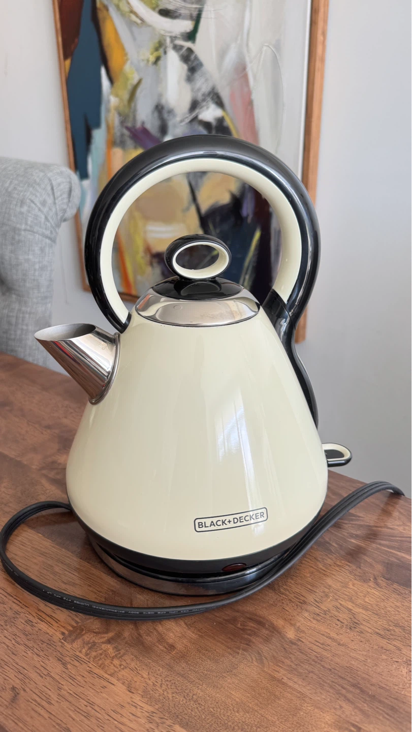 Black+Decker Electric Kettle - Cream