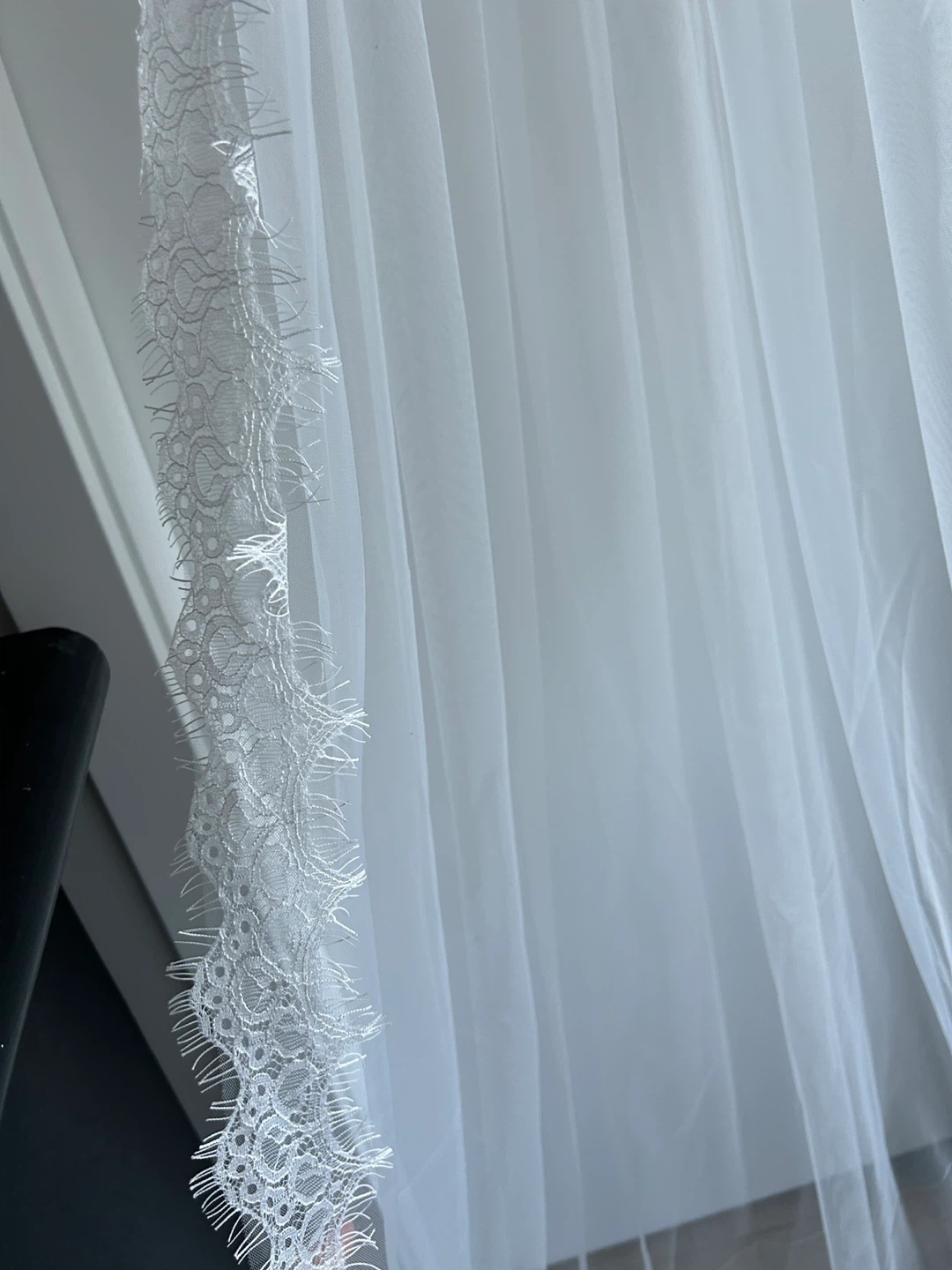 Soft white cathedral lace veil - photo 4