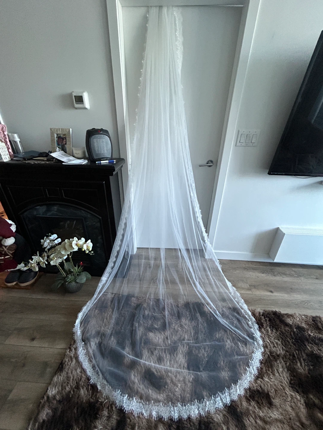 Soft white cathedral lace veil - photo 3