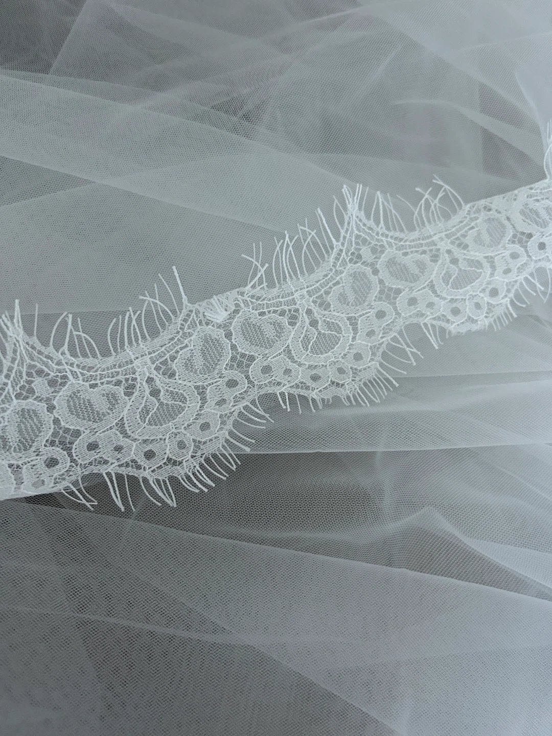 Soft white cathedral lace veil - photo 2