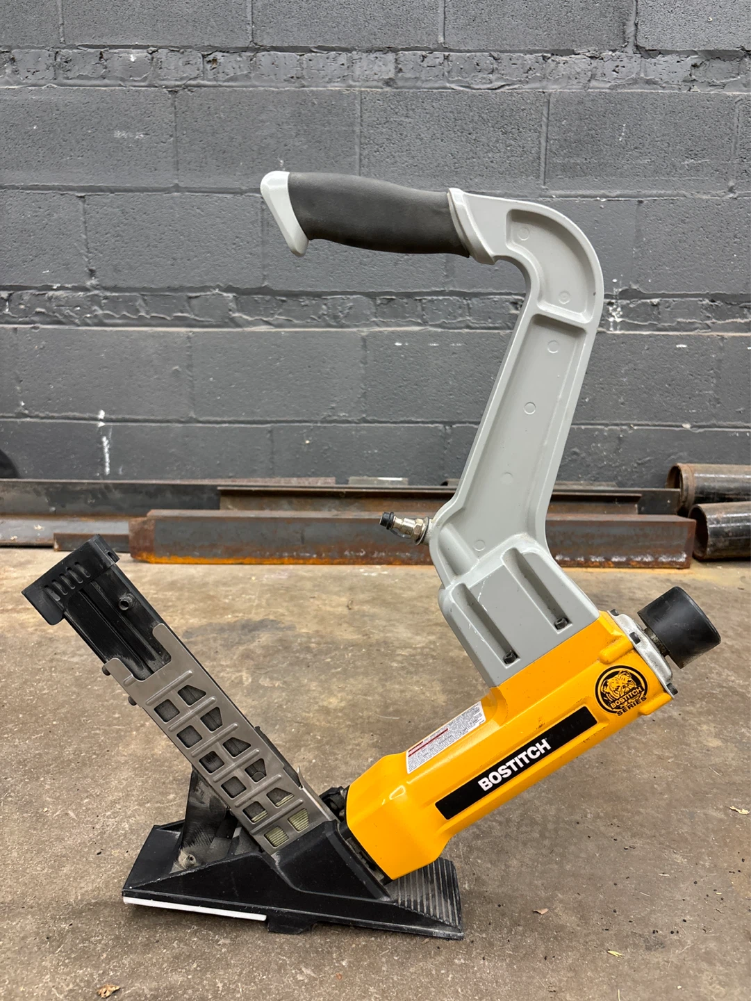 Bostich 2 In 1 Nailer BTFT 12569 Flooring Gun - photo 4