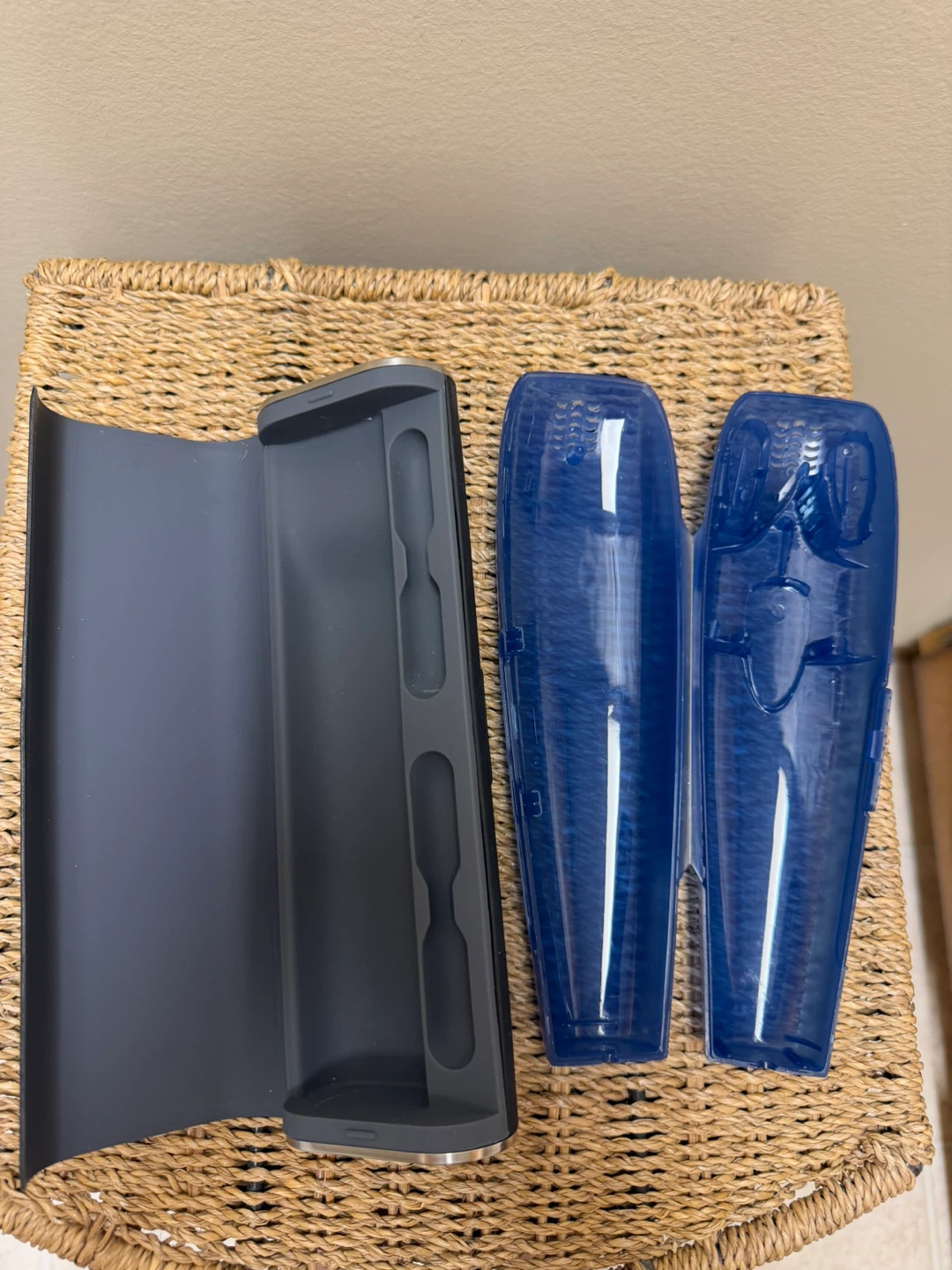 7 oral B brush heads & 2 travel cases, charger - photo 2