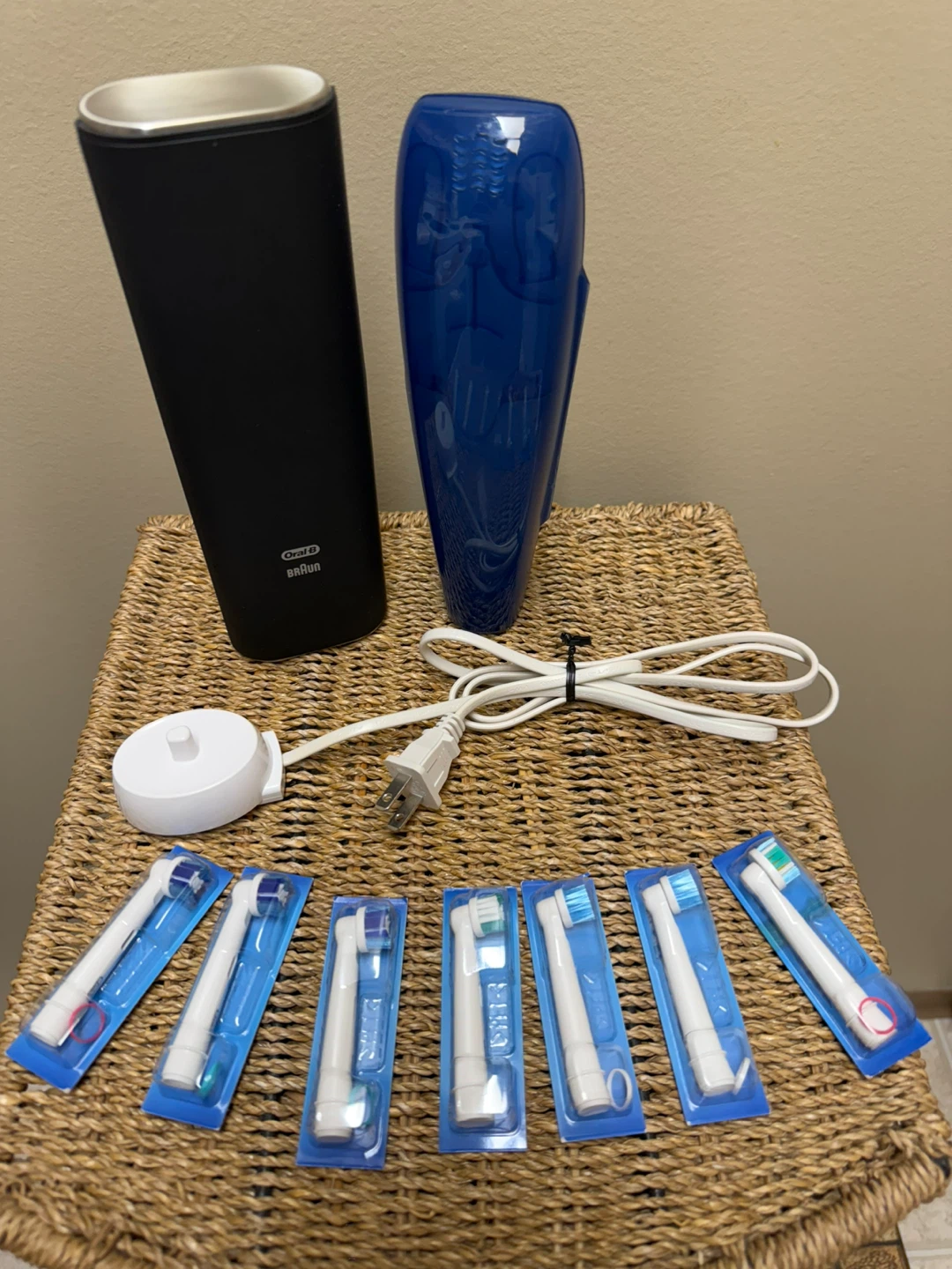 7 oral B brush heads & 2 travel cases, charger