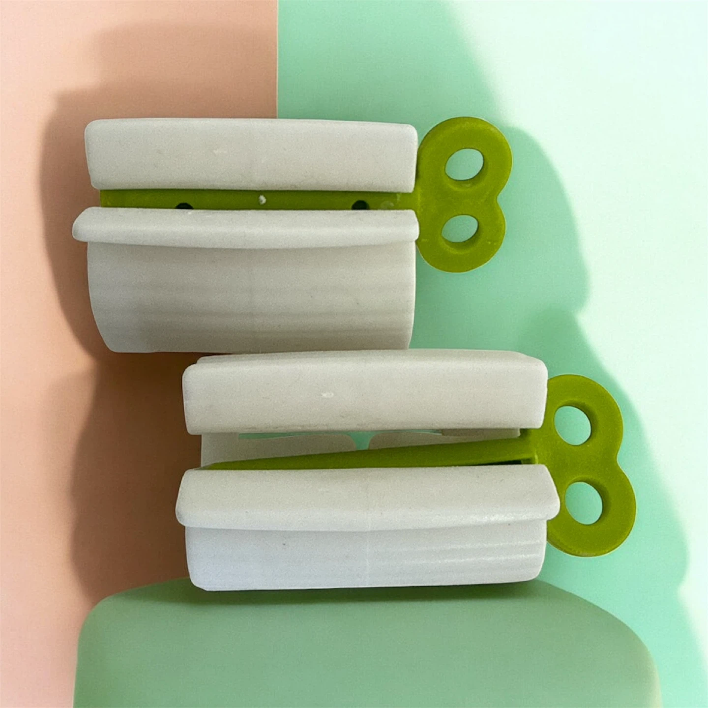 Toothpaste clip