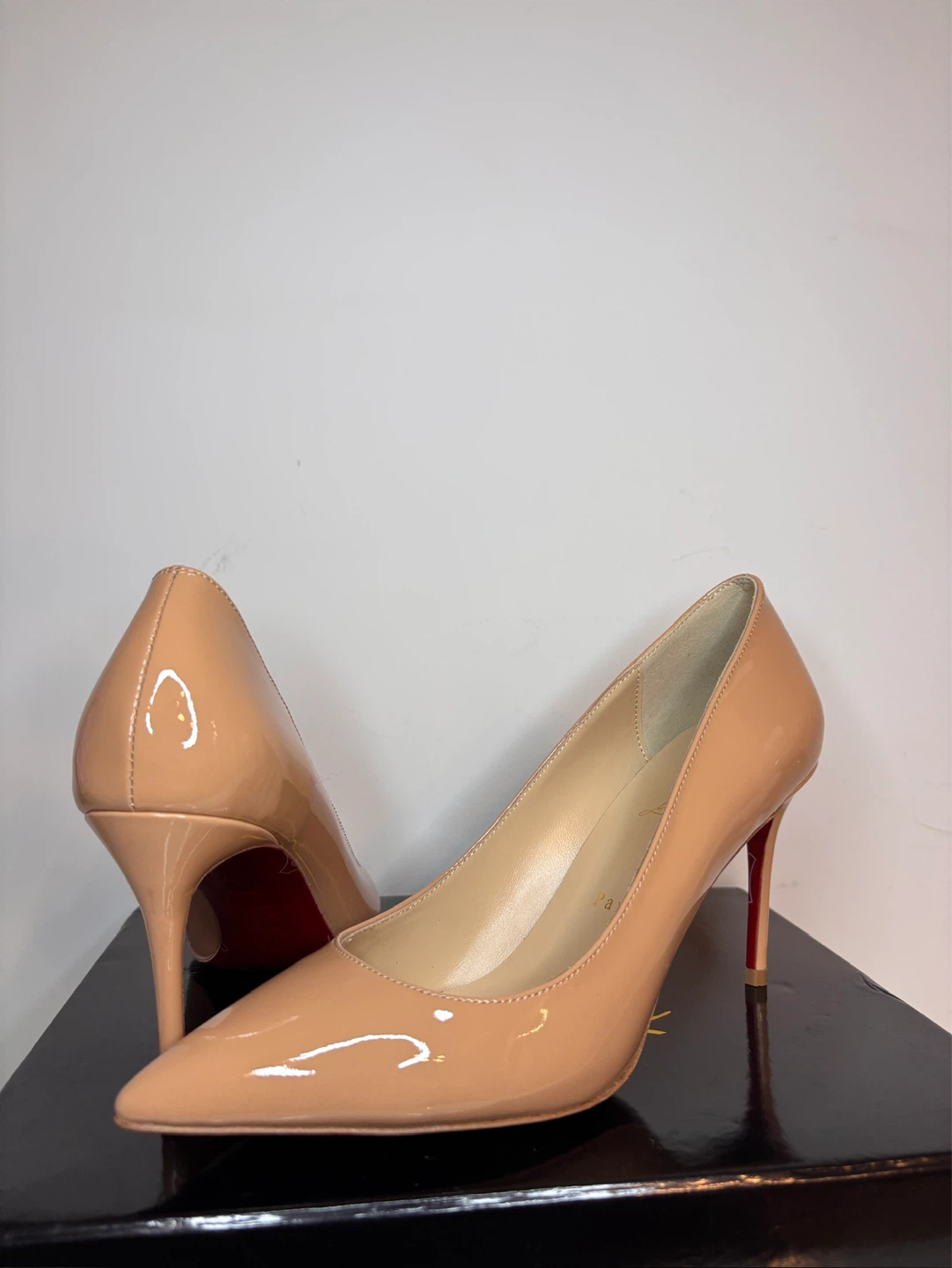Christian Louboutin Beige Patent Leather Heels - photo 5