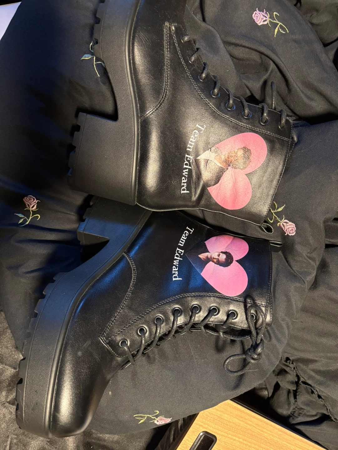 Twilight team Edward boots