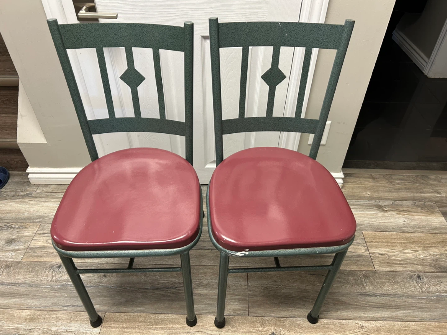 Set of 2 Green Metal Chairs with Red Seats