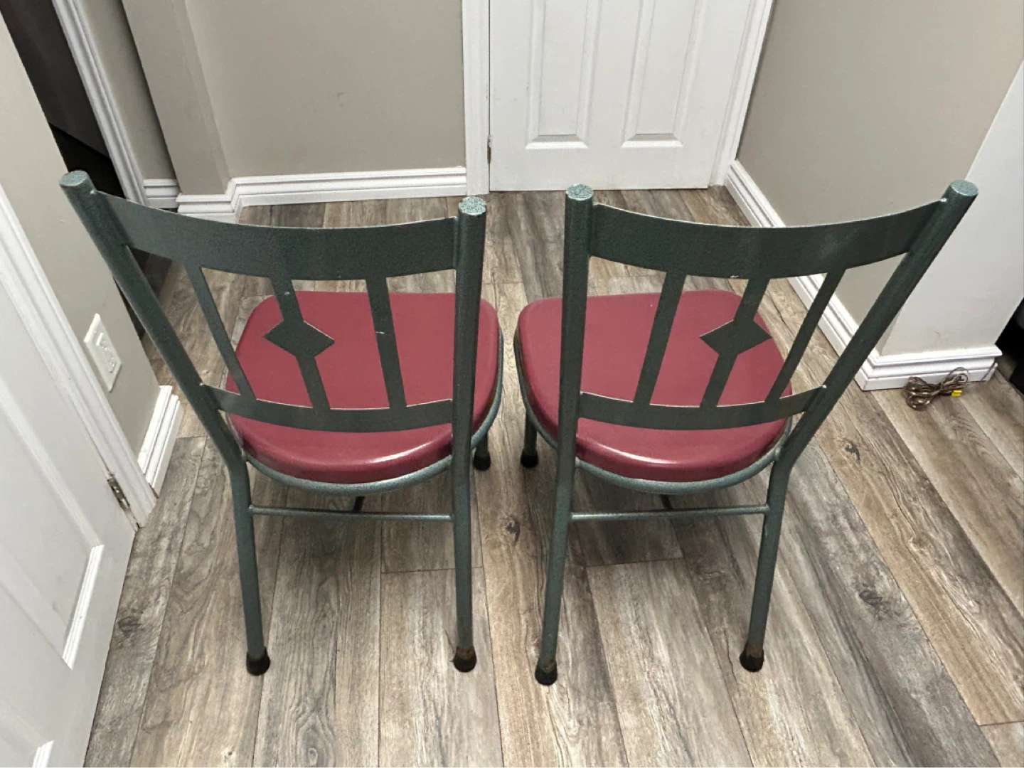 Set of 2 Green Metal Chairs with Red Seats - photo 2
