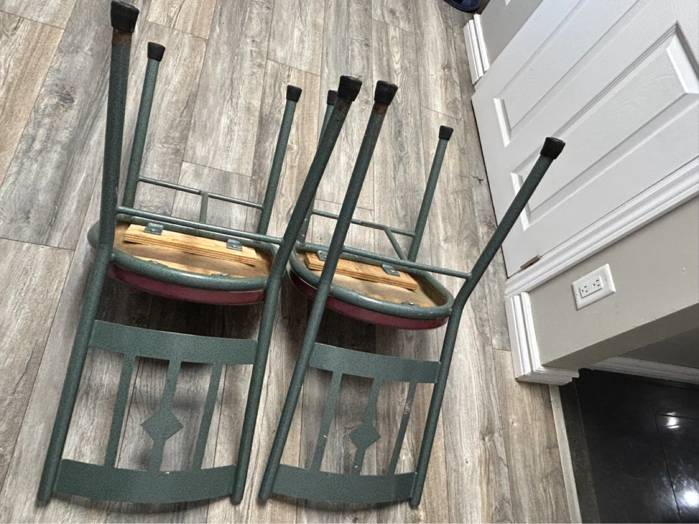 Set of 2 Green Metal Chairs with Red Seats - photo 5