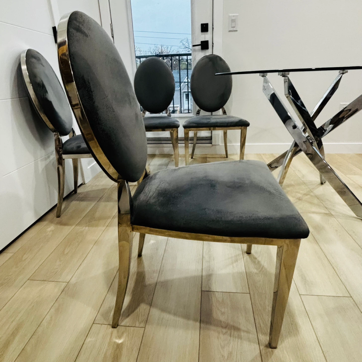 moving sale!!Round Glass Dining Table & 4 Chairs Set - photo 2