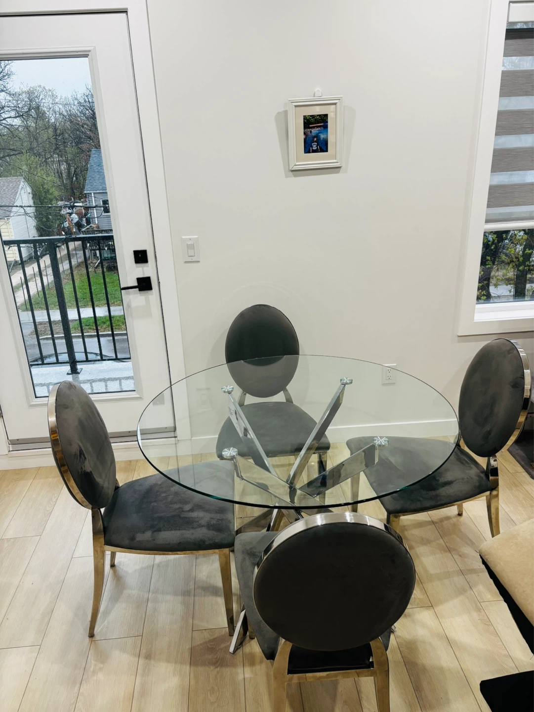 moving sale!!Round Glass Dining Table & 4 Chairs Set