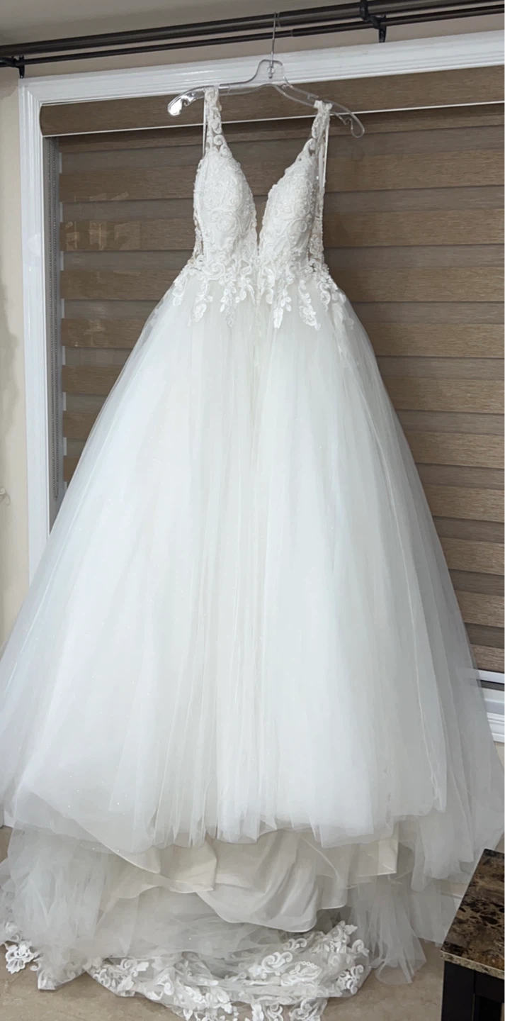 White Wedding Dress - Ball Gown - photo 4
