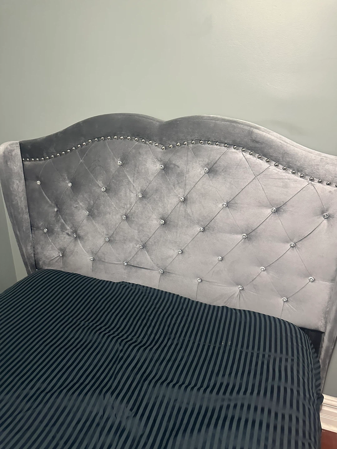 FREEEE !!!!!!Full Tufted Velvet Upholstered Bed