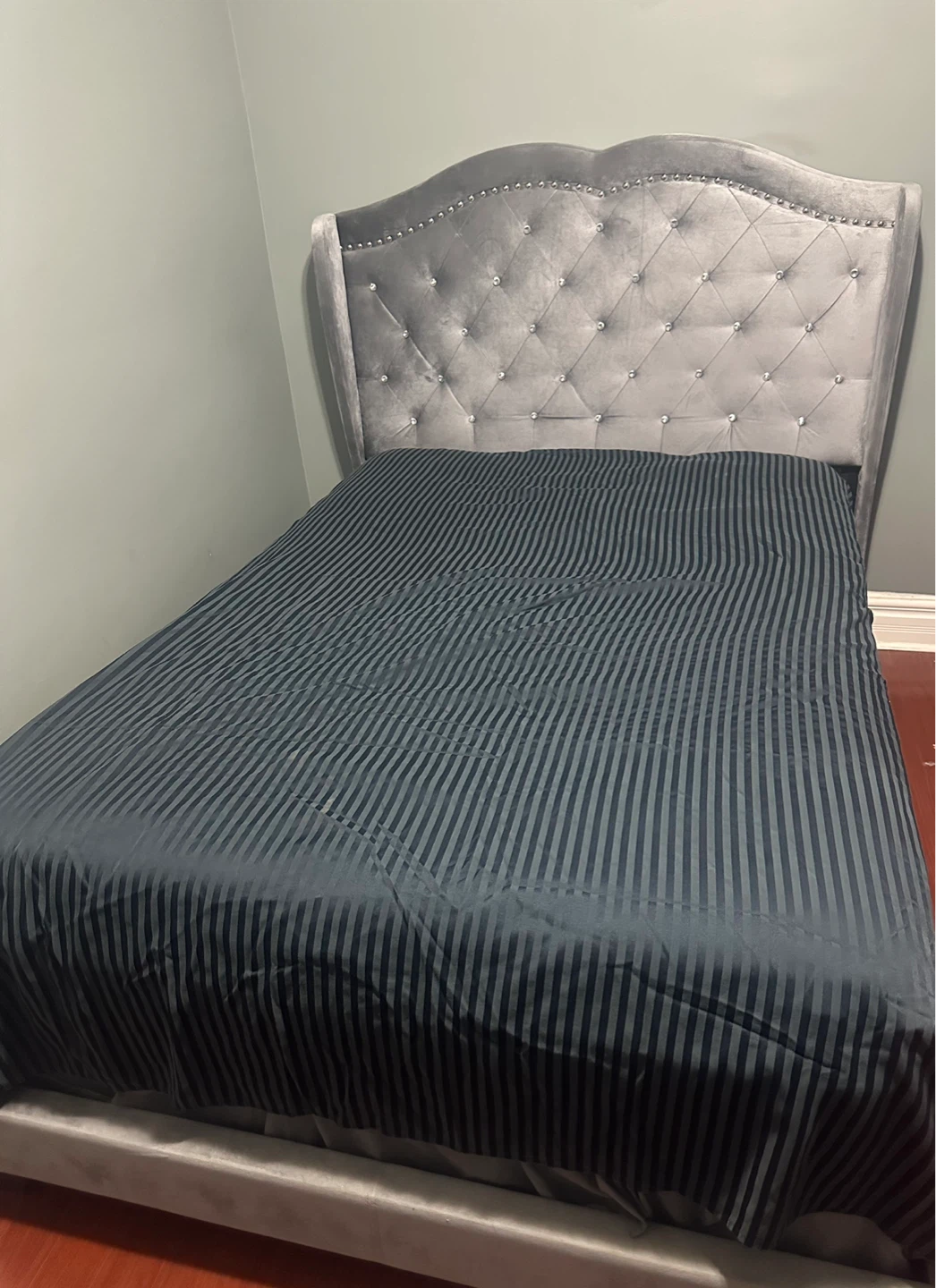FREEEE !!!!!!Full Tufted Velvet Upholstered Bed - photo 2