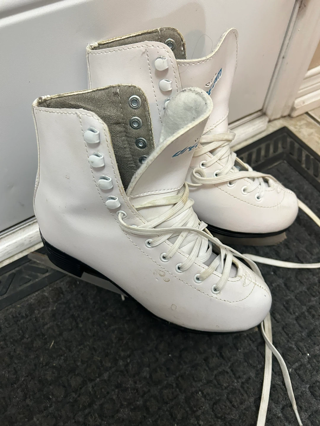 Vic Dream Figure Ice Skates- Size 5