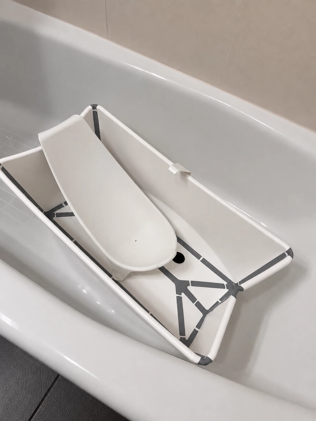Stokke Flexi Bath bathtub with newborn support