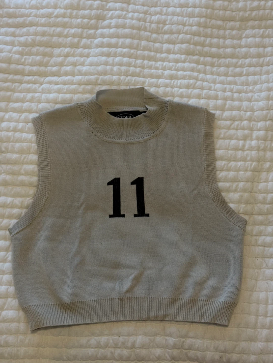 Sleeveless Knit Top with Graphic