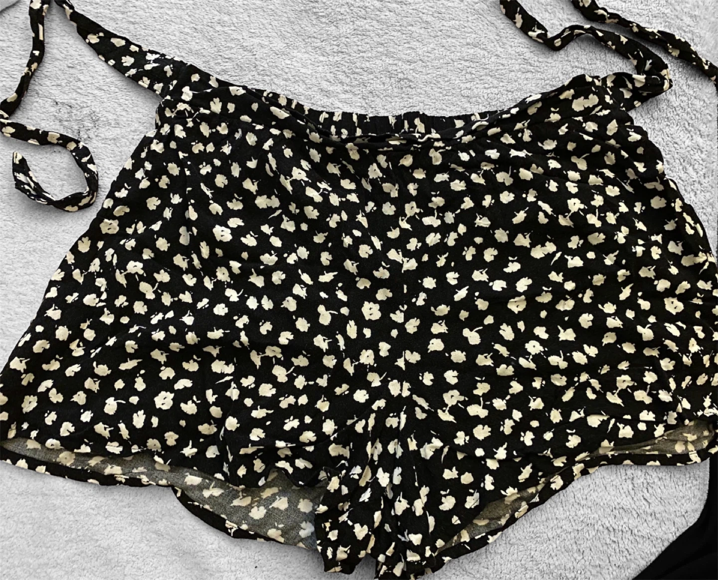 Primark Women's Black Floral Shorts - photo 2