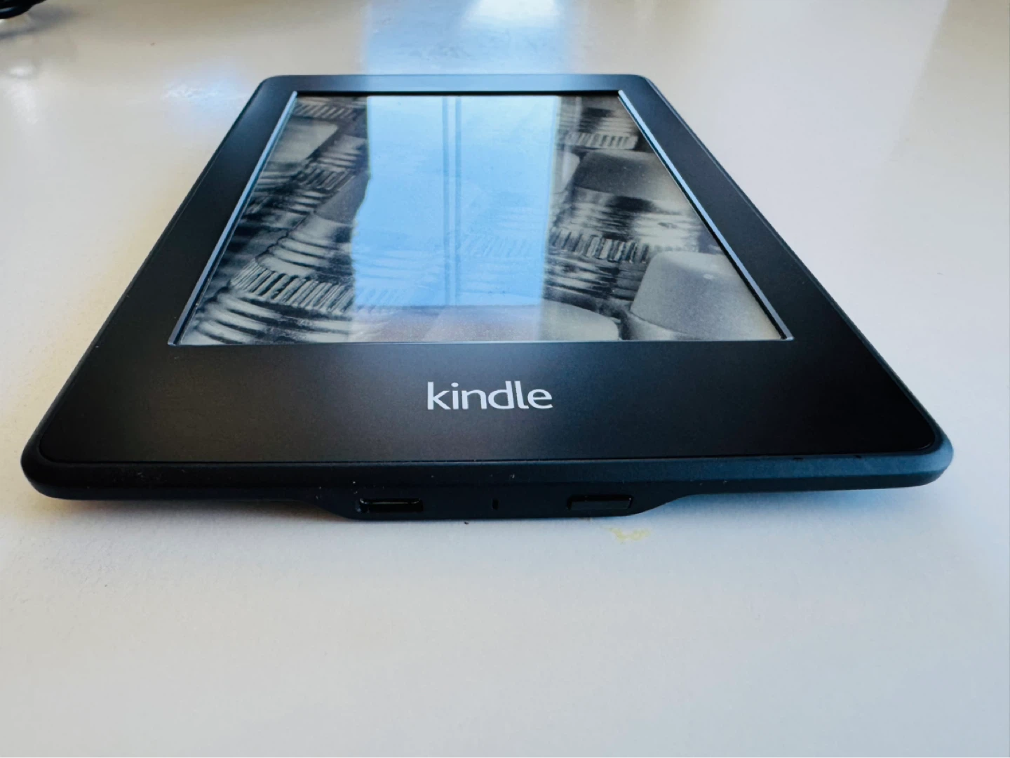 Amazon Kindle Paperwhite E-reader with Charger and Case - photo 4