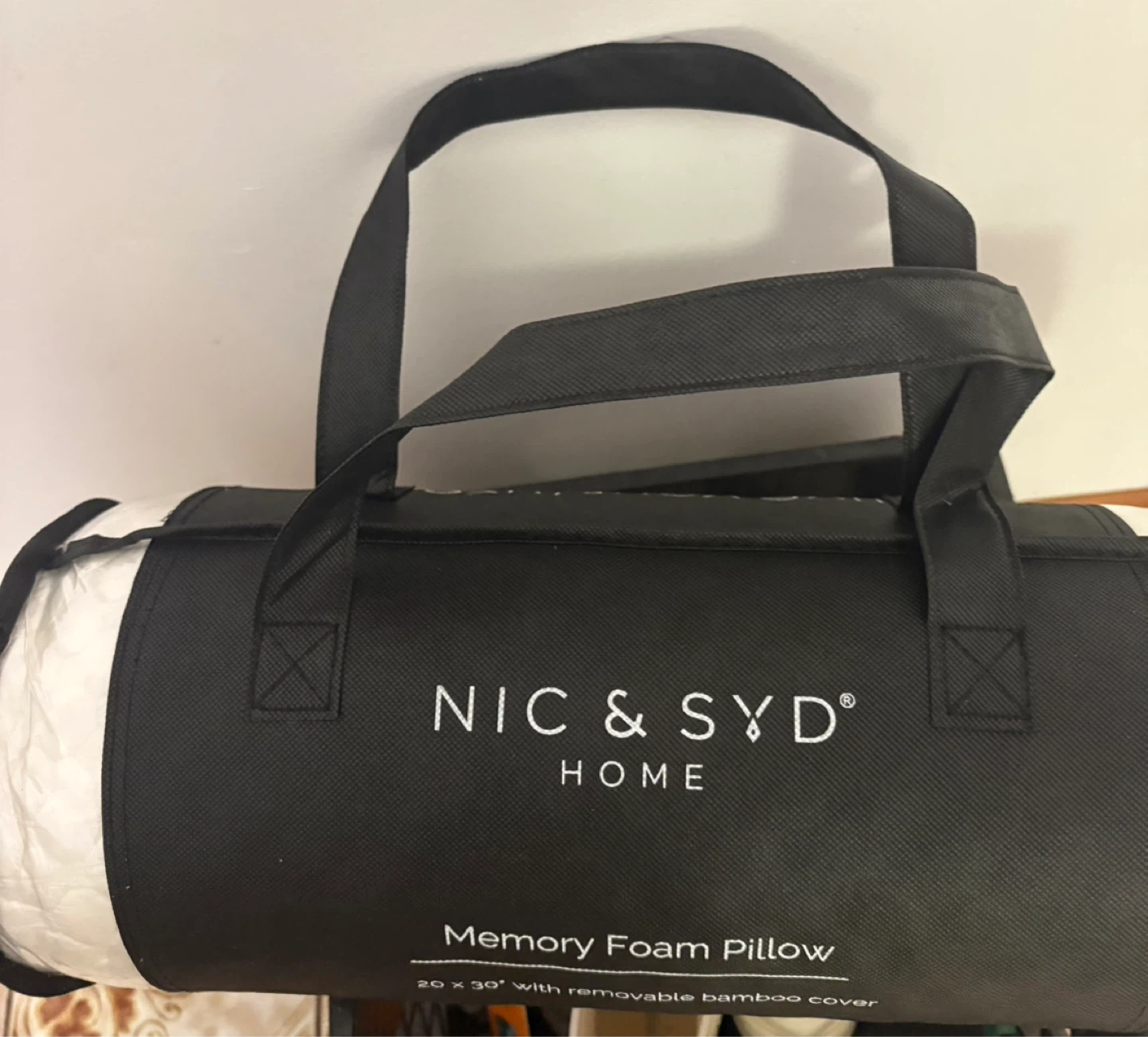 Brand new NIC & SYD HOME Memory Foam Pillow 20" x 30" - photo 2