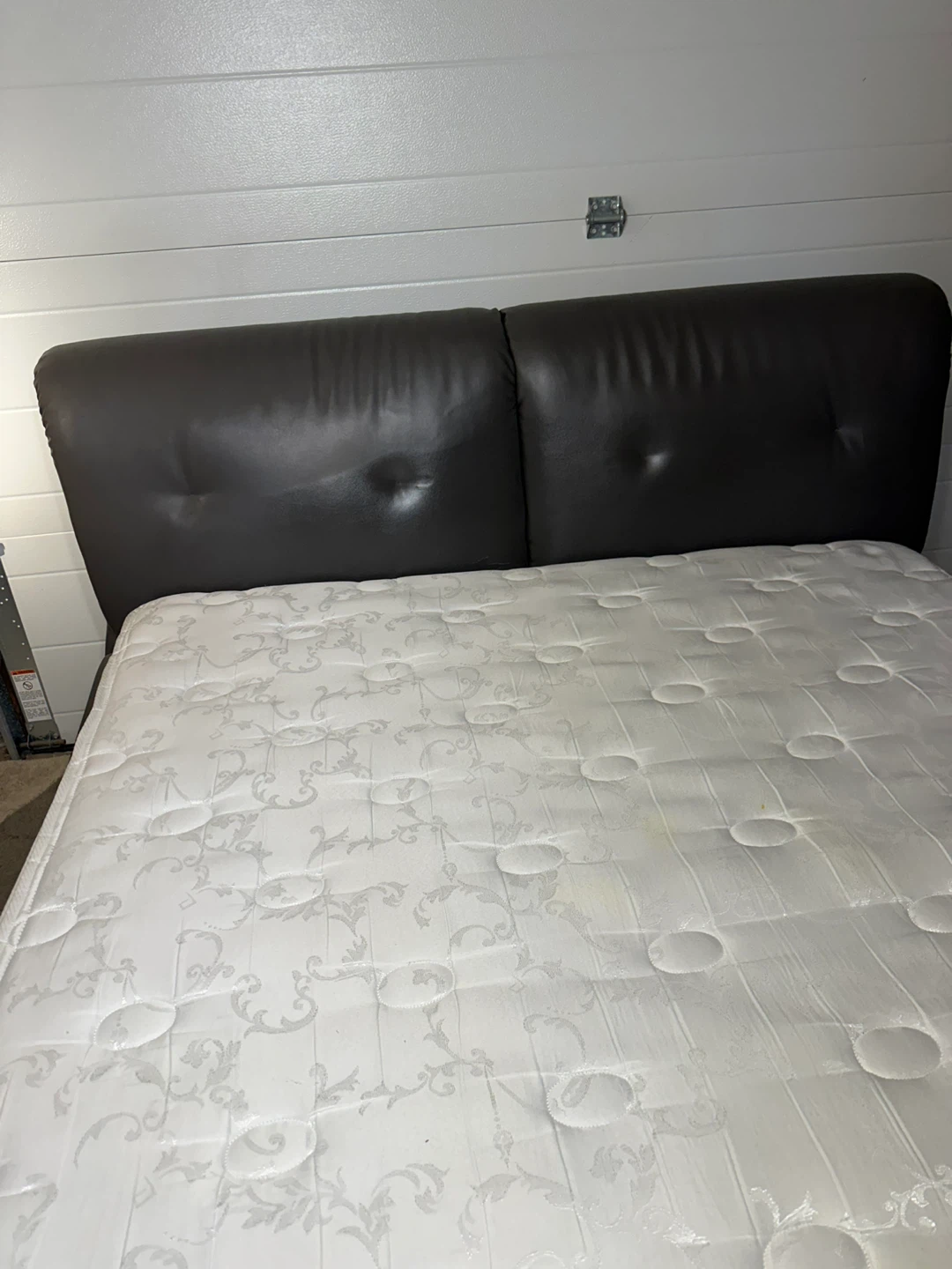 Queen Bed with Mattress– Comfortable & Stylish | Great condition - photo 2